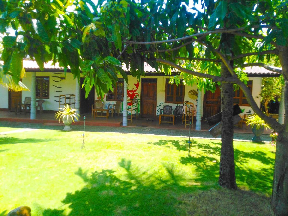 Lobster Inn Trincomalee Exterior photo